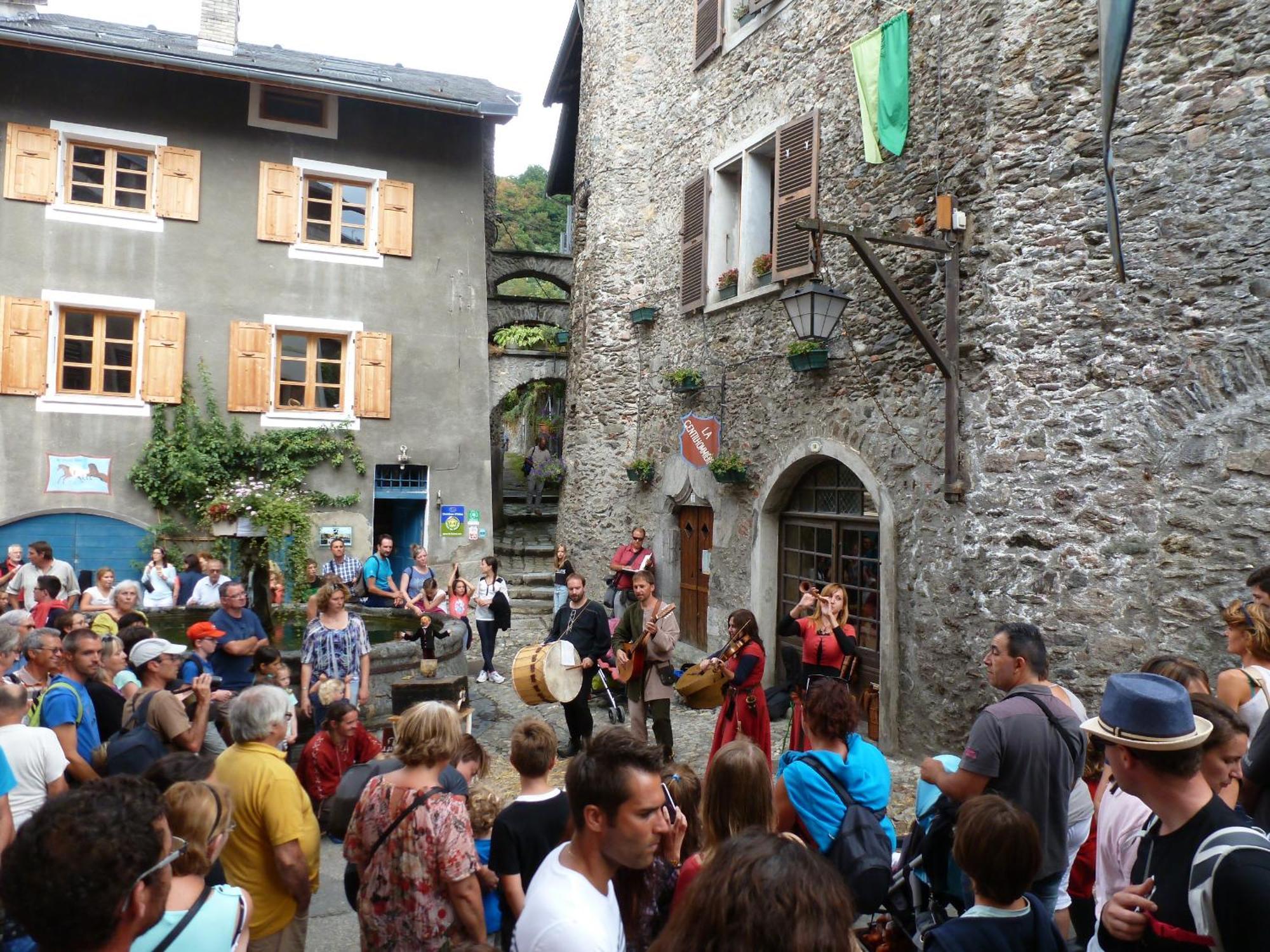 Au Cheval Blanc - Appartements Et Chambres D'Hotes Albertville Exterior foto