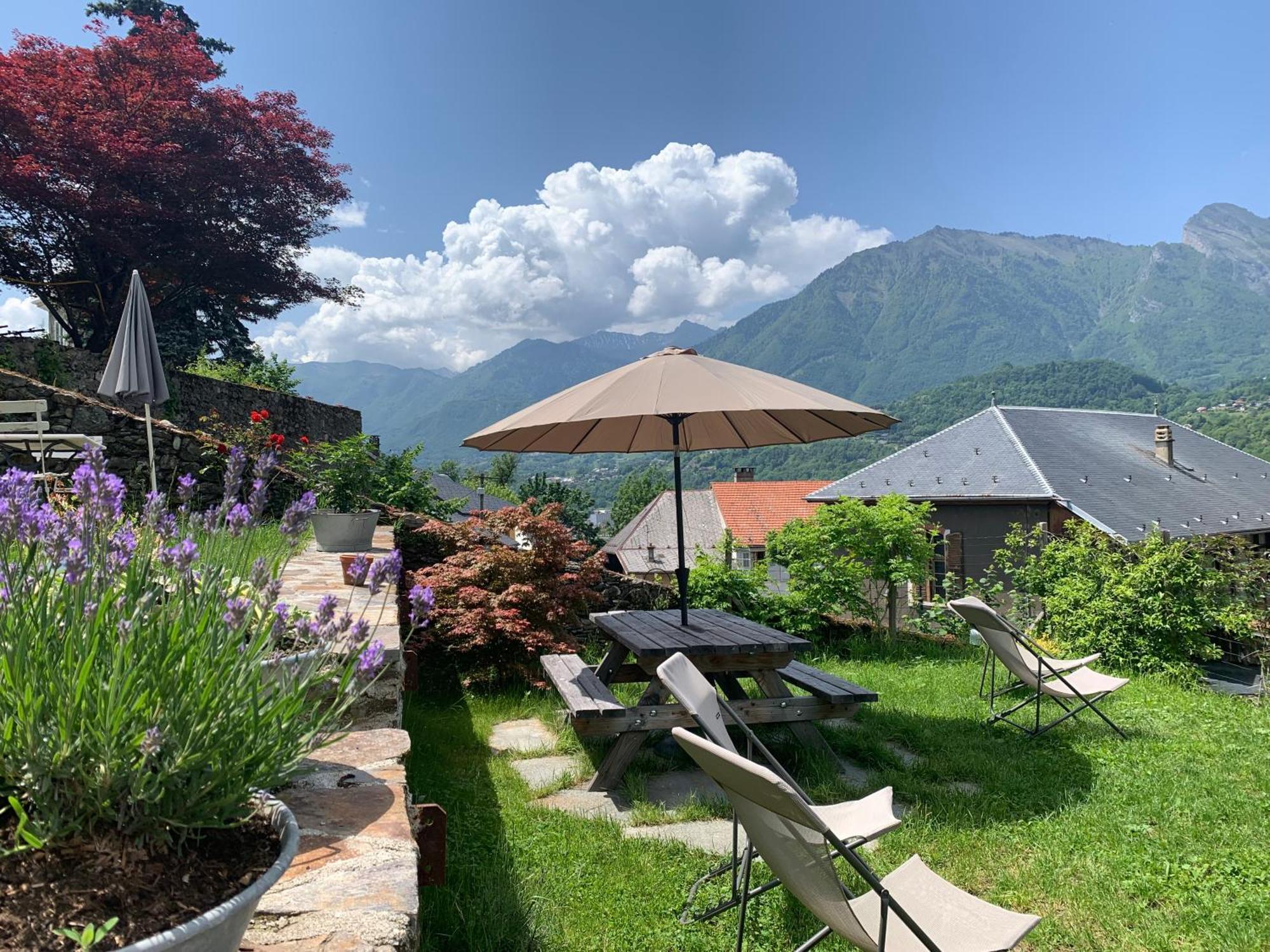 Au Cheval Blanc - Appartements Et Chambres D'Hotes Albertville Exterior foto